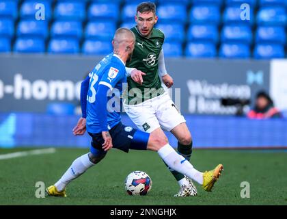 Peterborough, Royaume-Uni. 25th févr. 2023. Le milieu de terrain de Plymouth Argyle Danny Mayor (10) passe devant le milieu de terrain de Peterborough United Joe Ward (23) lors du match Sky Bet League 1 Peterborough vs Plymouth Argyle au Weston Homes Stadium, Peterborough, Royaume-Uni, 25th février 2023 (photo de Stanley Kasala/News Images) à Peterborough, Royaume-Uni, le 2/25/2023. (Photo de Stanley Kasala/News Images/Sipa USA) crédit: SIPA USA/Alay Live News Banque D'Images