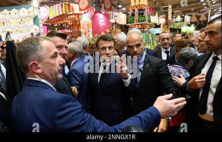 Emmanuel Macron. Le président français Emmanuel Macron visite l'édition 59th du salon international de l'agriculture à Paris, en France, sur 25 février 2023. Photo de Jacques Witt/Pool/ABACAPRESS.COM Banque D'Images