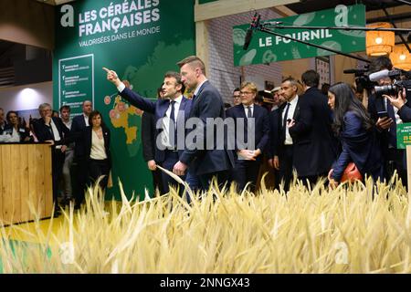 Gestes d'Emmanuel Macron. Le président français Emmanuel Macron visite l'édition 59th du salon international de l'agriculture à Paris, en France, sur 25 février 2023. Photo de Jacques Witt/Pool/ABACAPRESS.COM Banque D'Images