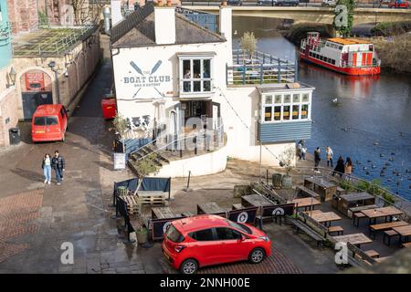 Vue extérieure sur le Boat Club - Bar à cocktails et restaurant au bord de la rivière dans la ville de Durham, au Royaume-Uni. Banque D'Images