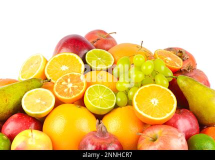 Fruits sains lumineux isolés sur fond blanc. Banque D'Images