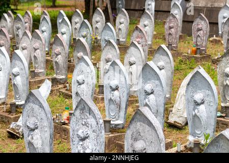 Statues en pierre de san Ojizou, protecteur des enfants, grottes de Hanibe, Ishikawa, Japon. Banque D'Images