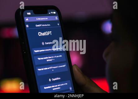 23 février 2023: Dans cette illustration, une personne parcourt ChatGPT, un chatbot lancé par OpenAI, sur un smartphone, sur 23 février 2023 à Guwahati, en Inde. ChatGPT est un populaire chat d'intelligence artificielle, qui a atteint plus de 100 millions d'utilisateurs en deux mois après le lancement. (Credit image: © David Talukdar/ZUMA Press Wire) USAGE ÉDITORIAL SEULEMENT! Non destiné À un usage commercial ! Banque D'Images