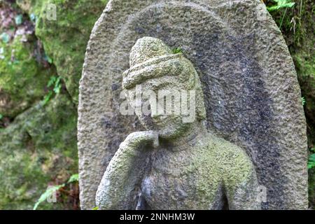 Statues en pierre de san Ojizou, protecteur des enfants, grottes de Hanibe, Ishikawa, Japon. Banque D'Images