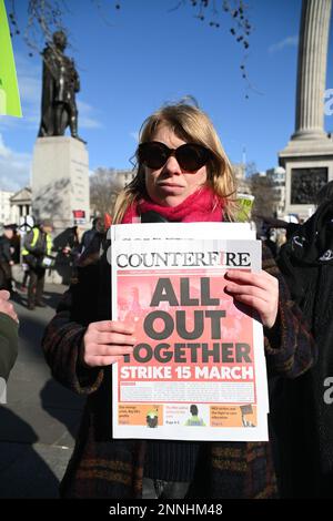 25th février 2023. SIÈGE DE LA BBC, LONDRES, ROYAUME-UNI. Des milliers de manifestants anti-guerre stoppent la guerre en Ukraine – non à la guerre nucléaire, non à l’invasion russe, non à l’otan, assemblée hors de la BBC, mars au rassemblement Trafalgar, Londres, Royaume-Uni. Banque D'Images