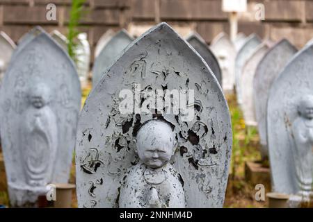 Statues en pierre de san Ojizou, protecteur des enfants, grottes de Hanibe, Ishikawa, Japon. Banque D'Images