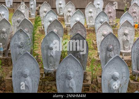 Statues en pierre de san Ojizou, protecteur des enfants, grottes de Hanibe, Ishikawa, Japon. Banque D'Images