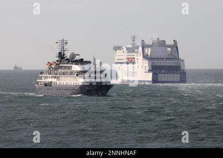 Le bateau de croisière MS HEBRIDEAN SKY passant par le ferry de la Manche MV MONT ST MICHEL dans le Solent Banque D'Images