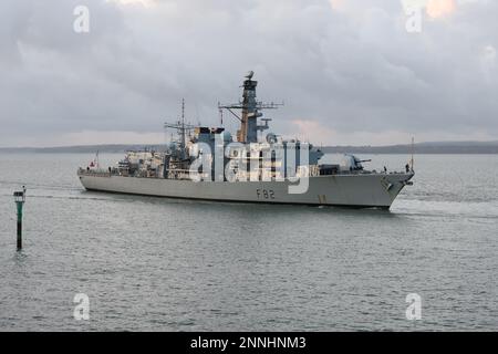 La frégate de type 23 de la Marine royale de Plymouth HMS SOMERSET arrive à la base navale Banque D'Images