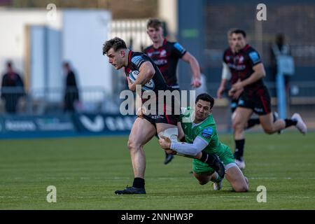 LONDRES, ROYAUME-UNI. 25th, février 2023. Theo Dan de Saracens (à gauche) est attaqué lors du match de rugby de Gallagher en première compagnie entre Saracens et Newcastle Falcons au stade StoneX le samedi 25 février 2023. LONDRES, ANGLETERRE. Credit: Taka G Wu/Alay Live News Banque D'Images