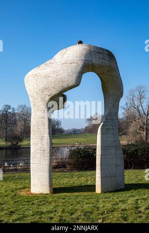 The Arch, sculpture en travertin de Henry Moore, à Kensington Gardens, Londres, Angleterre Banque D'Images