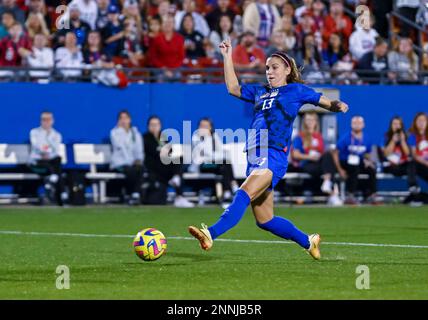 États-Unis 22nd février 2023. L'équipe nationale féminine avance Alex Morgan (13) en action pendant le match de football de la coupe SheBelieves entre les États-Unis L'équipe nationale féminine et l'équipe nationale féminine du Brésil au stade Toyota à Frisco, Texas, États-Unis ont battu le Brésil 2-1 Albert Pena/CSM/Alay Live News Banque D'Images