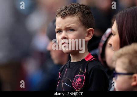 Jeune fan de Burnley en avance sur le match de championnat Sky Bet Burnley vs Huddersfield Town à Turf Moor, Burnley, Royaume-Uni, 25th février 2023 (photo de Conor Molloy/News Images) Banque D'Images