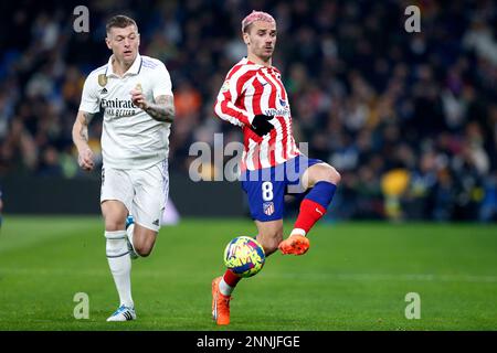 Toni Kroos du Real Madrid CF et Antoine Griezmann de l'Atlético de Madrid pendant le match de la Liga entre le Real Madrid et l'Atlético de Madrid joué au stade Santiago Bernabeu à 25 février 2023 à Madrid, Espagne. (Photo de Cesar Cebola / PRESSIN) Banque D'Images