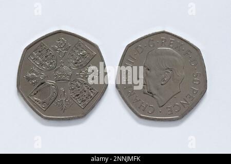 CHESTER, ROYAUME-UNI, 25th FÉVRIER 2023: Nouveau Royaume-Uni 50 Pence coin pour présenter le nouveau roi Charles III Banque D'Images