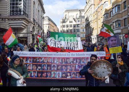 Londres, Royaume-Uni. 25th février 2023. Les manifestants marchent pour la liberté en Iran à Haymarket. Credit: Vuk Valcic/Alamy Live News Banque D'Images