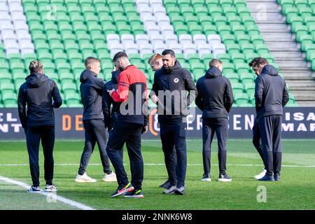 25-02-2023: Sport: Groningen v Excelsior GRONINGEN, PAYS-BAS - FÉVRIER 25: Joueurs d'Excelsior inspectant le terrain pendant le match Eredivisiie Banque D'Images