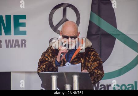 Londres, Royaume-Uni. 25th févr. 2023. Brian Eno, musicien et président de Stop the War Coalition, prononce un discours lors de la manifestation à Trafalgar Square. Les manifestants ont défilé dans le centre de Londres pour appeler à la fin de la guerre en Ukraine. Crédit : SOPA Images Limited/Alamy Live News Banque D'Images