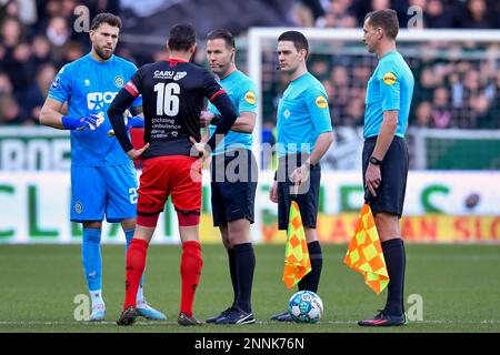 25-02-2023: Sport: Groningen v Excelsior GRONINGEN, PAYS-BAS - FÉVRIER 25: Gardien de but Michael Verrips (FC Groningen), Sven Nieuwpoort (Excelsior Banque D'Images