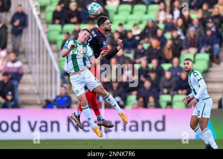 25-02-2023: Sport: Groningen / Excelsior GRONINGEN, PAYS-BAS - FÉVRIER 25: Johan Hove (FC Groningen) et Nikolas Agrafiotis (Excelsior Rotterdam) Banque D'Images