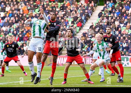 25-02-2023: Sport: Groningen / Excelsior GRONINGEN, PAYS-BAS - FÉVRIER 25: Radinio Balker (FC Groningen) et Serano Seymour (Excelsior Rotterdam) Banque D'Images