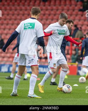 Wrexham, Wrexham County Borough, pays de Galles. 25th février 2023. L'équipe de Wrexham s'échauffe, pendant le club de football de l'association Wrexham V Dorking Wanderers football Club au champ de courses, dans la Vanarama National League. (Image de crédit : ©Cody Froggatt/Alamy Live News) Banque D'Images