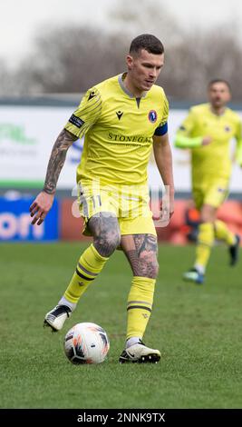 Wrexham, Wrexham County Borough, pays de Galles. 25th février 2023. James McShane de Dorking sur le ballon, pendant Wrexham Association football Club V Dorking Wanderers football Club au terrain de l'hippodrome, dans la Vanarama National League. (Image de crédit : ©Cody Froggatt/Alamy Live News) Banque D'Images