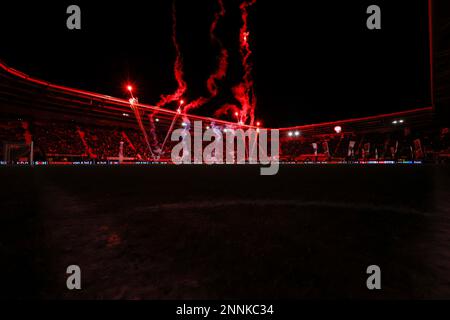 25-02-2023: Sport: AZ v Cambuur ALKMAAR, PAYS-BAS - FÉVRIER 25: Spectacle lumineux avant le match pendant le match Eredivisiie AZ Alkmaar et SC Cambuur Banque D'Images