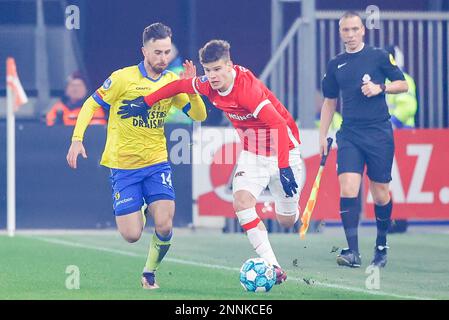 25-02-2023: Sport: AZ v Cambuur ALKMAAR, PAYS-BAS - FÉVRIER 25: Michael Breij (SC Cambuur) et Milos Kerkez (AZ Alkmaar) pendant le match Eredivi Banque D'Images