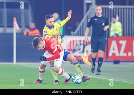 25-02-2023: Sport: AZ v Cambuur ALKMAAR, PAYS-BAS - FÉVRIER 25: Michael Breij (SC Cambuur) et Milos Kerkez (AZ Alkmaar) pendant le match Eredivi Banque D'Images