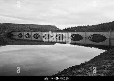 Ashopton Viaduct - Un pont de viaduc soutenant une partie de Snake Road (Snake Pass) au réservoir Ladybower, Peak District, Derbyshire, Royaume-Uni. Banque D'Images