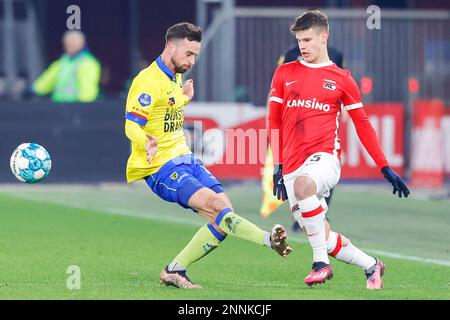 25-02-2023: Sport: AZ v Cambuur ALKMAAR, PAYS-BAS - FÉVRIER 25: Michael Breij (SC Cambuur) et Milos Kerkez (AZ Alkmaar) pendant le match Eredivi Banque D'Images