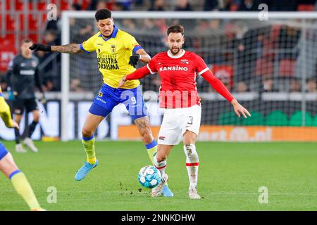 25-02-2023: Sport: AZ v Cambuur ALKMAAR, PAYS-BAS - FÉVRIER 25: Bjorn Johnson (SC Cambuur) et Pantelis Hatzidiakos (AZ Alkmaar) pendant le match Banque D'Images