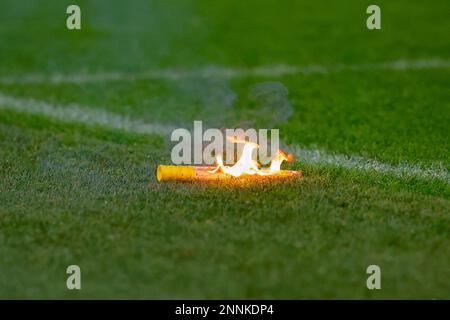 25-02-2023: Sport: AZ v Cambuur ALKMAAR, PAYS-BAS - FÉVRIER 25: pyro sur le terrain pendant le match Eredivisie AZ Alkmaar et SC Banque D'Images