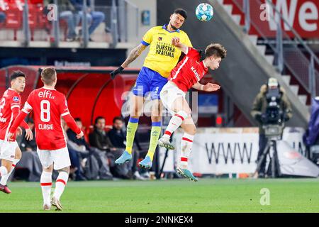 25-02-2023: Sport: AZ v Cambuur ALKMAAR, PAYS-BAS - FÉVRIER 25: Bjorn Johnson (SC Cambuur) et Milos Kerkez (AZ Alkmaar) pendant le match Eredivi Banque D'Images