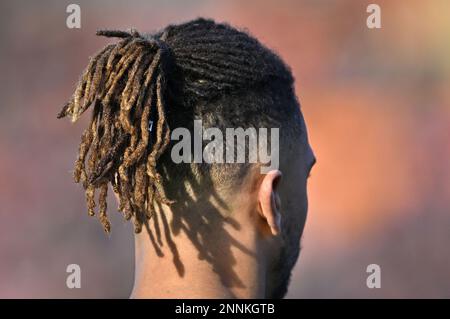 Barnett, Royaume-Uni. 25th févr. 2023. Rugby, premier ministre. Saracens V Newcastle Falcons. Stade Stone X. Barnett. Coiffure et ombres sur le cou d'Elliott Obatoyinbo (Newcastle) pendant le match de rugby Saracens V Newcastle Falcons Gallagher Premiership. Credit: Sport en images/Alamy Live News Banque D'Images