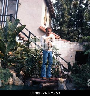 JAMES CAAN avec son chien dans le jardin de sa maison de Beverly Hills, en Californie, en avril 1972 Banque D'Images