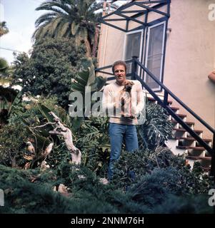 JAMES CAAN avec son chien dans le jardin de sa maison de Beverly Hills, en Californie, en avril 1972 Banque D'Images