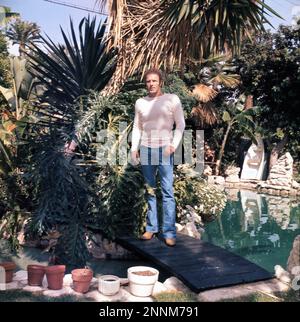 JAMES CAAN près de la piscine à sa maison de Beverly Hills, Californie, en avril 1972 Banque D'Images