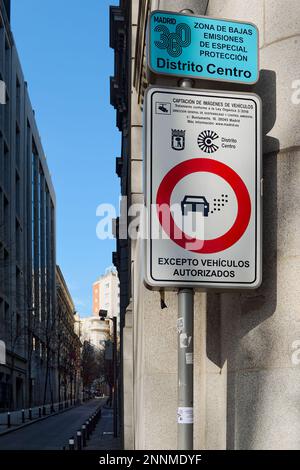 Madrid, Espagne - 23 février 2023 : panneau de zone à faible émission à Madrid 360 dans le quartier du centre-ville, souligne l'importance de la mobilité durable dans Banque D'Images