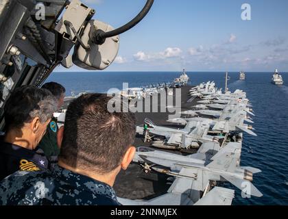 230224-N-EL850-1110 MER ADRIATIQUE (24 février 2023) un chef militaire de premier plan regarde le destroyer de la classe Arleigh Burke USS Delbert D. Black (DDG 119), à gauche, le croiseur de missiles guidé de la classe Ticonderoga USS Leyte Gulf (CG 55), au centre, Et la Marine italienne destroyer SON Caio Duilio (D 554), navigue en formation à bord du porte-avions de la classe Nimitz USS George H. W. Bush (CVN 77), pendant les opérations multitransporteurs dans la mer Adriatique, le 24 février 2023. Le George H.W. Bush Carrier Strike Group est en cours de déploiement aux États-Unis Marine Forces Europe zone d'opérations, employée par les États-Unis Sixième FLE Banque D'Images