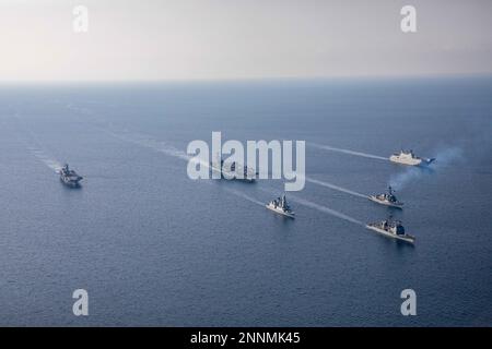 230224-N-MW880-1528 MER ADRIATIQUE (24 février 2023) le porte-avions de la Marine italienne SA Cavour (CVH 550), en haut à gauche, le porte-avions de la classe Nimitz USS George H.W. Bush (CVN 77), en haut au centre, le porte-avions amphibie de la Marine espagnole ESPS Juan Carlos I (LHD 61), en haut à droite, le destroyer DE la Marine italienne ITS Caio Duilio (D 554), au milieu à gauche, le destroyer de missiles guidés de classe Arleigh Burke Delbert D. Black (DDG 119), au milieu à droite, USS Et le croiseur de missiles guidés de classe Ticonderoga USS Leyte Gulf (CG 55) navigue en formation pendant les opérations multicarrières dans la mer Adriatique, 24 février 202 Banque D'Images