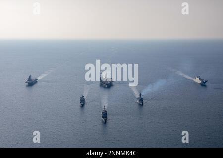 230224-N-MW880-1517 MER ADRIATIQUE (24 février 2023) le porte-avions de la Marine italienne SA Cavour (CVH 550), en haut à gauche, le porte-avions de la classe Nimitz USS George H.W. Bush (CVN 77), en haut au centre, le porte-avions amphibie de la Marine espagnole ESPS Juan Carlos I (LHD 61), en haut à droite, le destroyer DE la Marine italienne ITS Caio Duilio (D 554), au milieu à gauche, le destroyer de missiles guidés de classe Arleigh Burke Delbert D. Black (DDG 119), au milieu à droite, USS Et le croiseur de missiles guidés de classe Ticonderoga USS Leyte Gulf (CG 55) navigue en formation pendant les opérations multicarrières dans la mer Adriatique, 24 février 202 Banque D'Images