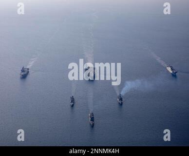 230224-N-MW880-1552 MER ADRIATIQUE (24 février 2023) le porte-avions de la Marine italienne SA Cavour (CVH 550), en haut à gauche, le porte-avions de la classe Nimitz USS George H.W. Bush (CVN 77), en haut au centre, le porte-avions amphibie de la Marine espagnole ESPS Juan Carlos I (LHD 61), en haut à droite, le destroyer DE la Marine italienne ITS Caio Duilio (D 554), au milieu à gauche, le destroyer de missiles guidés de classe Arleigh Burke Delbert D. Black (DDG 119), au milieu à droite, USS Et le croiseur de missiles guidés de classe Ticonderoga USS Leyte Gulf (CG 55) navigue en formation pendant les opérations multicarrières dans la mer Adriatique, 24 février 202 Banque D'Images