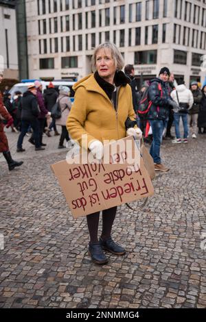 Berlin, Allemagne. 25th févr. 2023. Plusieurs milliers de personnes se sont rassemblées samedi à la porte de Brandebourg à Berlin pour une manifestation appelant à des négociations avec la Russie sur le conflit en cours en Ukraine. La manifestation était organisée par Sahra Wagenknecht et la militante des droits des femmes Alice Schwarzer. La police, avec 1400 officiers présents, avait imposé des restrictions à la manifestation, avec une interdiction sur les uniformes militaires, emblèmes, St. Les rubans de George, les lettres Z et V, et d'autres symboles qui glorifient la guerre. Crédit : ZUMA Press, Inc./Alay Live News Banque D'Images