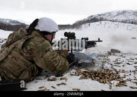 ÉTATS-UNIS Les parachutistes de l’armée affectés au Bataillon 3rd, 509th parachute Infantry Regiment, 2nd Infantry Brigade combat Team (Airborne), 11th Airborne Division, Arctic Angels, fournissent un appui-feu avec la mitrailleuse M240B lors d’un exercice d’armement en direct combiné au cours de combat de l’équipe d’infanterie sur la base interarmées Elmendorf-Richardson, Alaska, 22 février 2023. La formation a été organisée pour préparer le joint Pacific multinational Readiness Centre 23-02 et a porté sur les opérations de combat à grande échelle, y compris des exercices de formation en situation et des exercices de feu en direct visant à améliorer le leth des parachutistes Banque D'Images