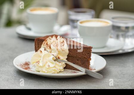 Tranche de gâteau Sacher Torte sur une assiette au café de Vienne, Autriche. Banque D'Images