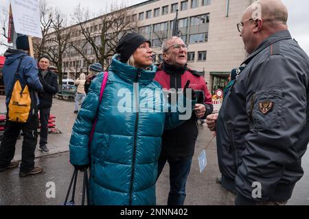 Berlin, Allemagne. 25th févr. 2023. Plusieurs milliers de personnes se sont rassemblées samedi à la porte de Brandebourg à Berlin pour une manifestation appelant à des négociations avec la Russie sur le conflit en cours en Ukraine. La manifestation était organisée par Sahra Wagenknecht et la militante des droits des femmes Alice Schwarzer. La police, avec 1400 officiers présents, avait imposé des restrictions à la manifestation, avec une interdiction sur les uniformes militaires, emblèmes, St. Les rubans de George, les lettres Z et V, et d'autres symboles qui glorifient la guerre. Crédit : ZUMA Press, Inc./Alay Live News Banque D'Images