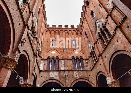 Italie, Toscane, Sienne, vue générale avec Piazza del Campo Banque D'Images