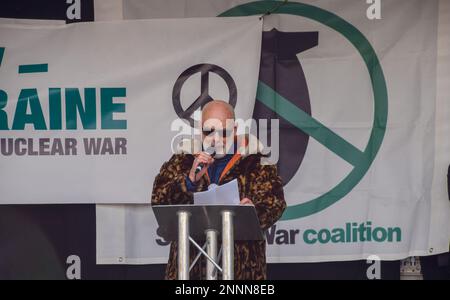 Londres, Royaume-Uni. 25th févr. 2023. Brian Eno, musicien et président de Stop the War Coalition, prononce un discours lors de la manifestation à Trafalgar Square. Les manifestants ont défilé dans le centre de Londres pour appeler à la fin de la guerre en Ukraine. (Photo de Vuk Valcic/SOPA Images/Sipa USA) crédit: SIPA USA/Alay Live News Banque D'Images